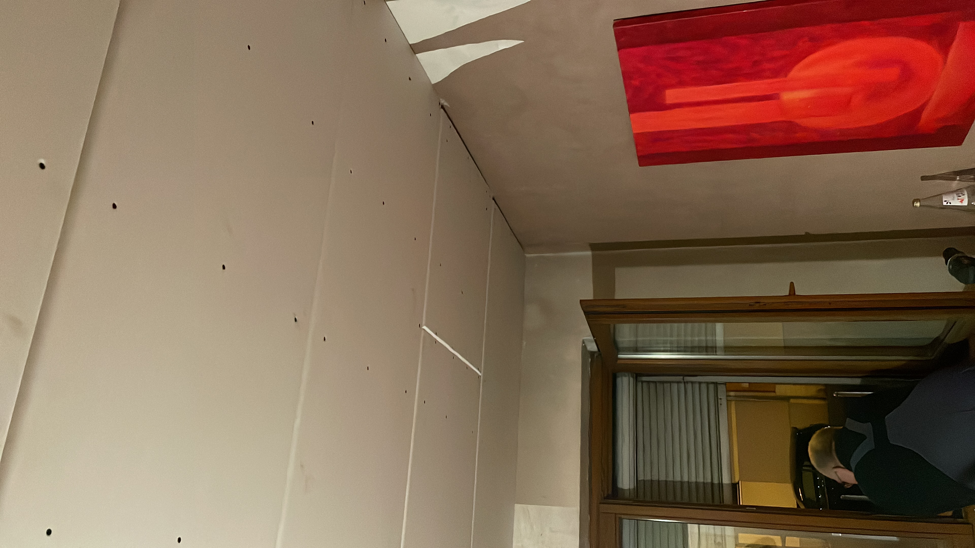 Fachgerechte Montage von Gipskartonplatten an einer Zimmerdecke