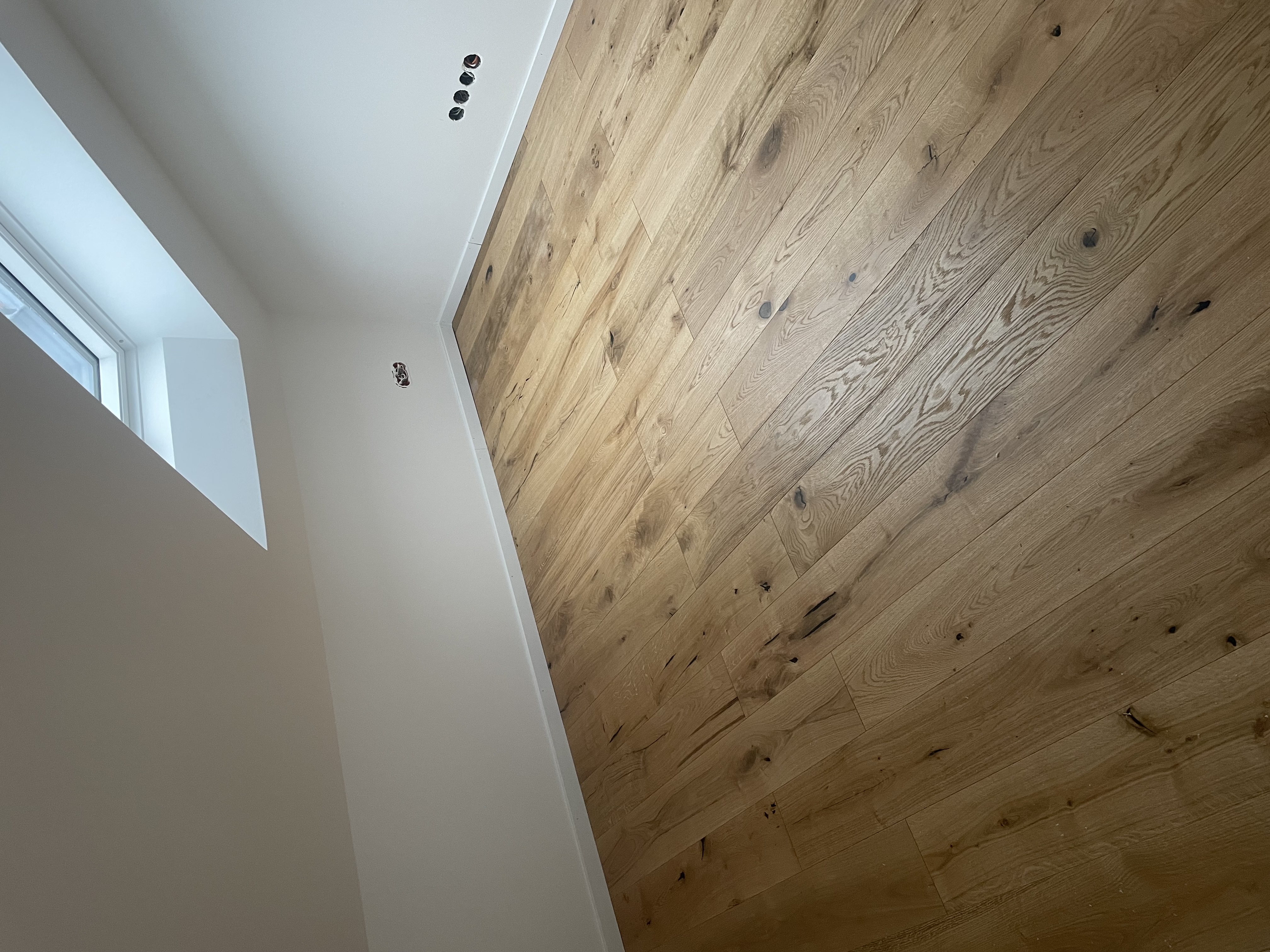 Hochwertig verlegter Echtholzparkettboden